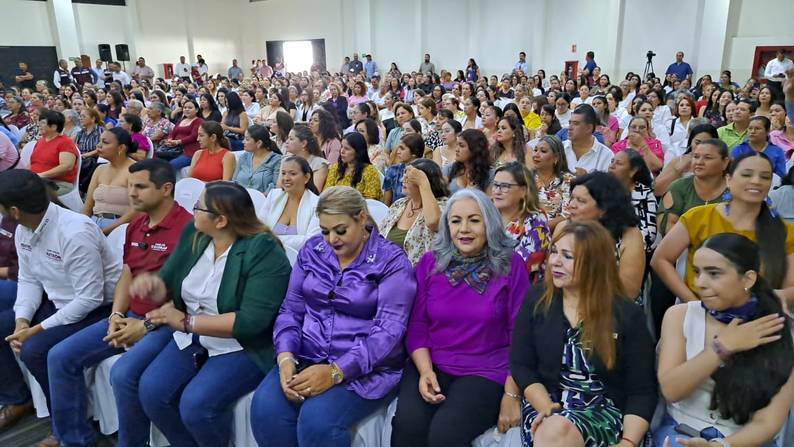 Simpatizantes de Morena en los “Diálogos por la transformación, feminismo y revolución de cuidados” en Mazatlán