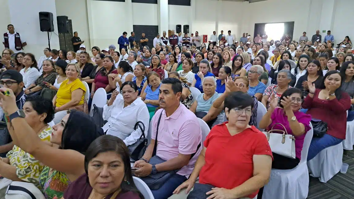 Simpatizantes de Morena en los “Diálogos por la transformación, feminismo y revolución de cuidados” en Mazatlán