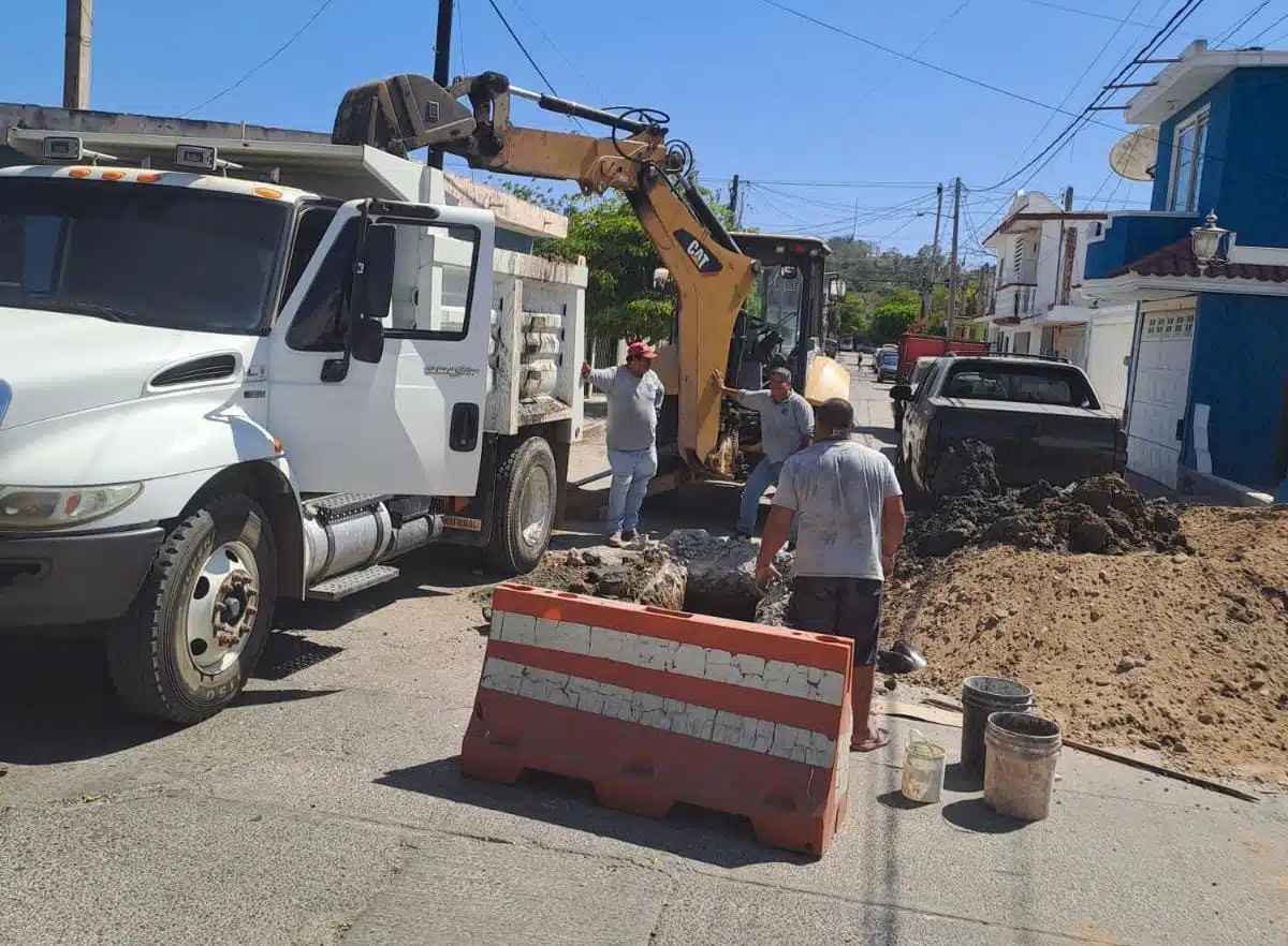 Personal de Jumapam trabajando en el socavón localizado