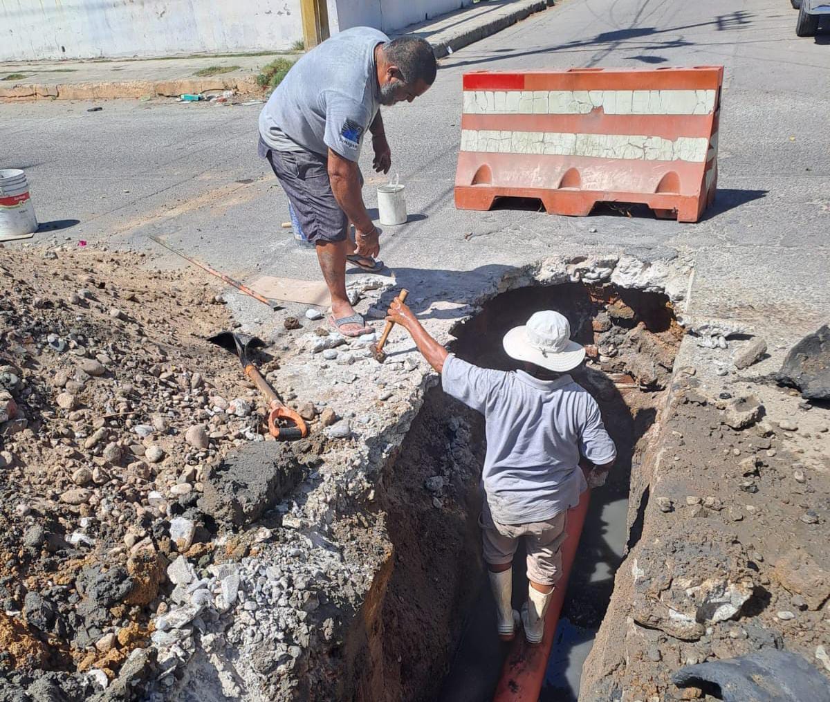 Personal de Jumapam trabajando en el socavón localizado