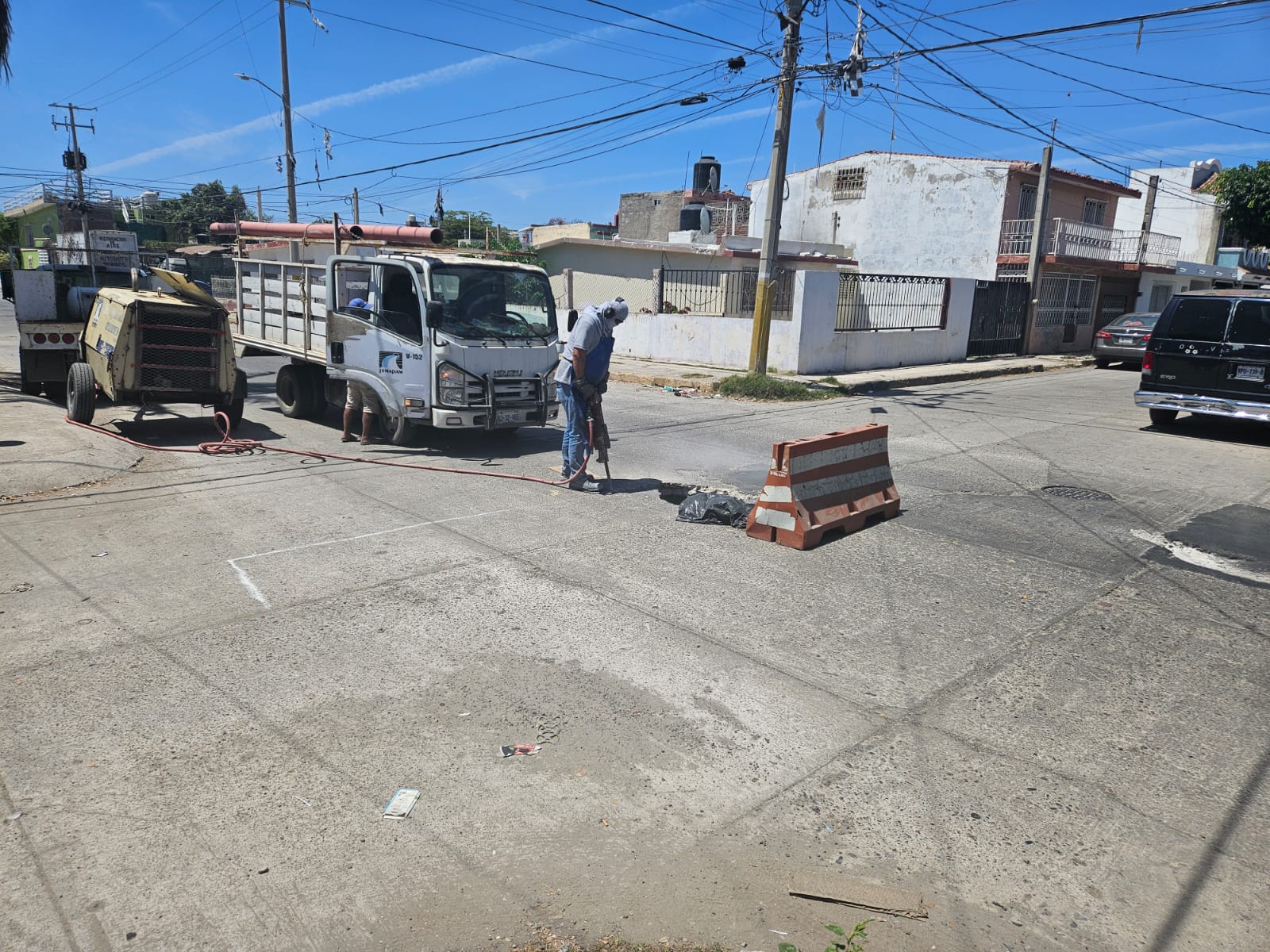 Personal de Jumapam trabajando en el socavón localizado