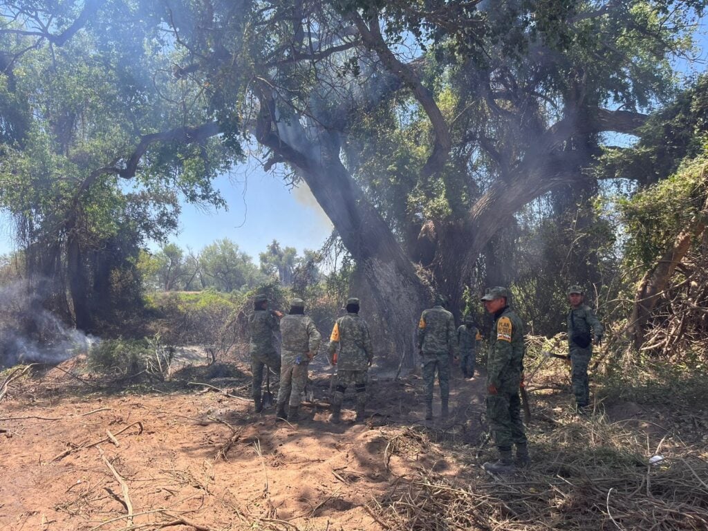 Elementos del cuerpo de Bomberos en El Fuerte