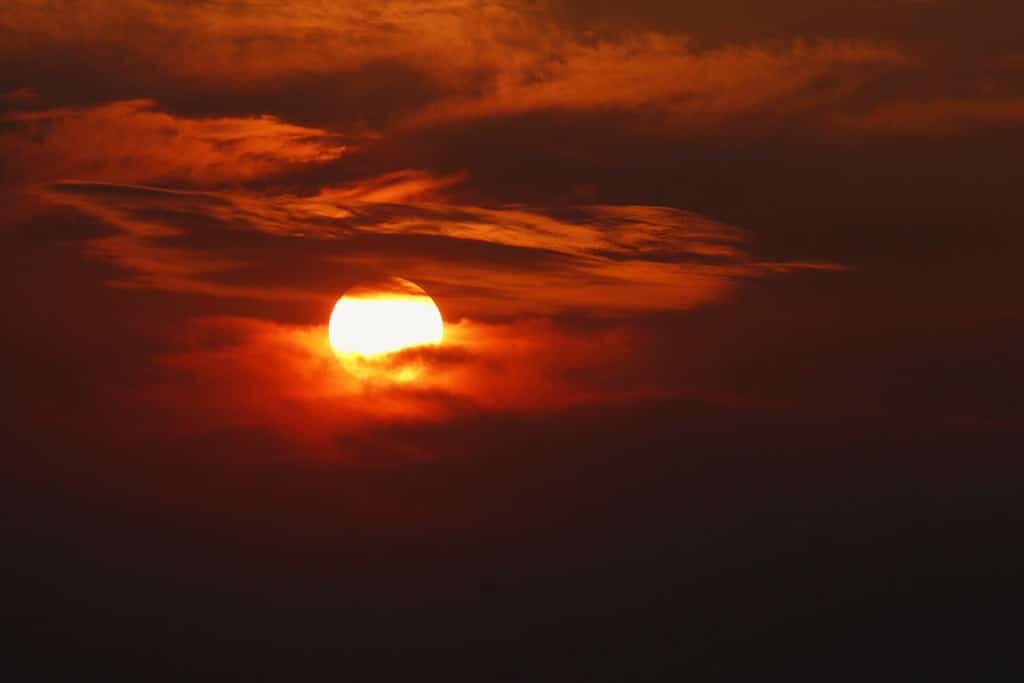 Sol intenso escondido entre las nubes