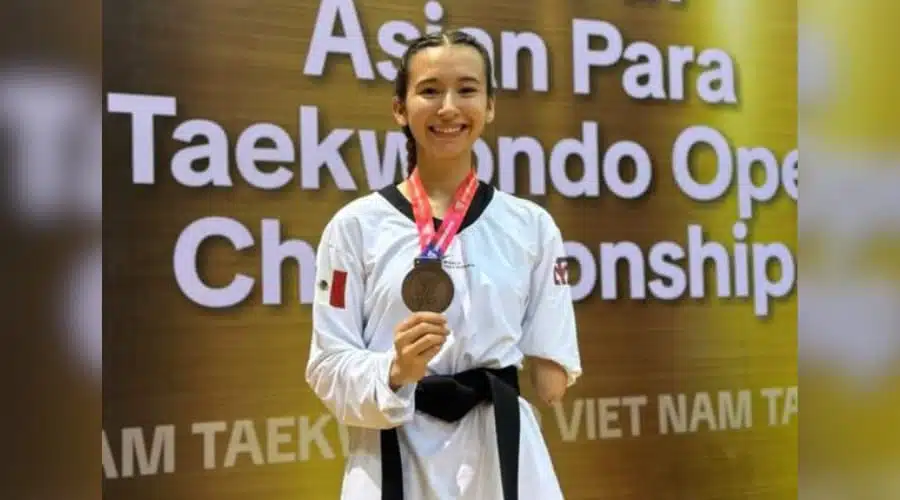 Suisei Koyama con su medalla de bronce obtenida en el Campeonato Asiático de Parataekwondo