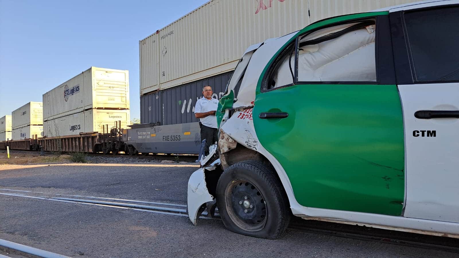 Taxista es impactado por el tren al intentar ganarle el paso