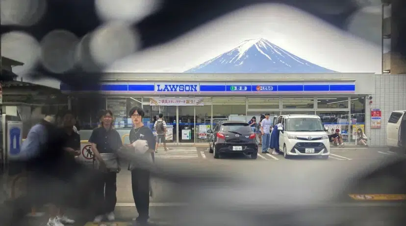Descubren agujeros en barrera colocada para tapar la vista del monte Fuji en Japón