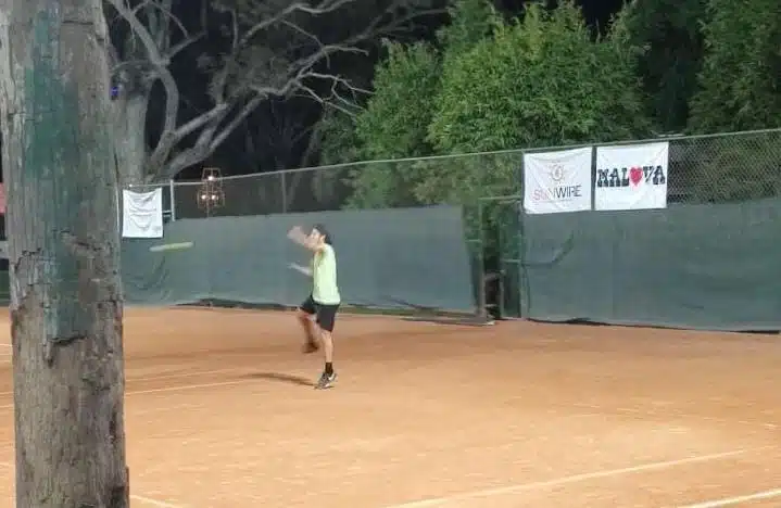 Joven que juega tenis en el Torneo Anual en Country Club de Los Mochis