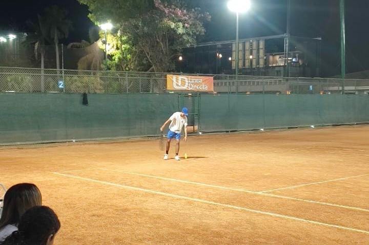 Joven que juega tenis en el Torneo Anual en Country Club de Los Mochis