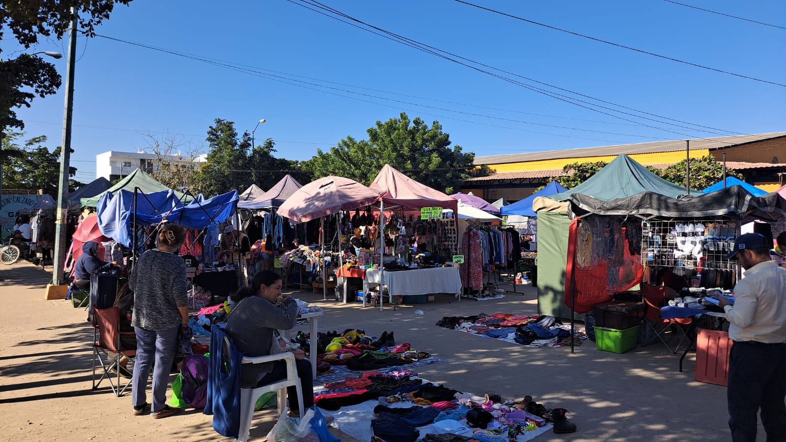 Tianguis de la colonia Ricardo Flores Magón de Mazatlán
