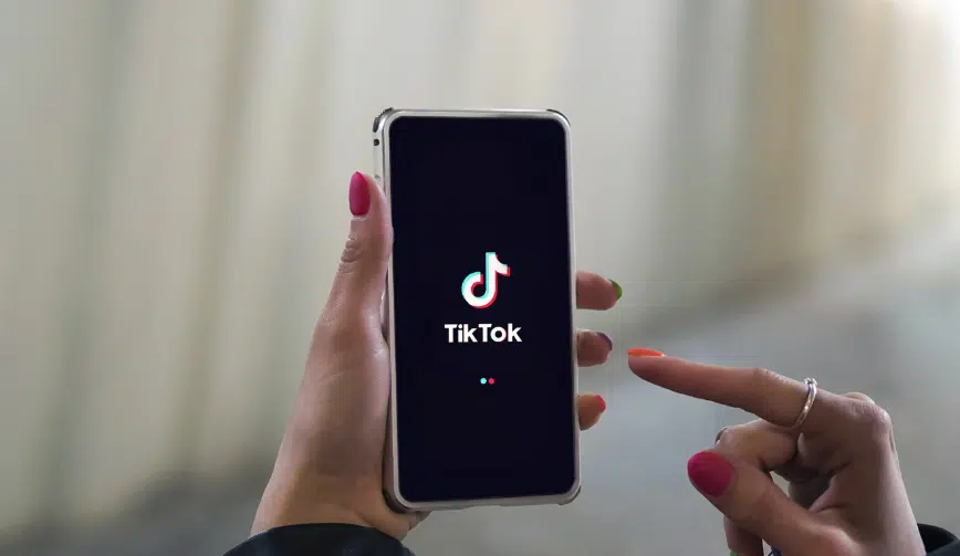 TikTok etiquetará contenido creado por IA