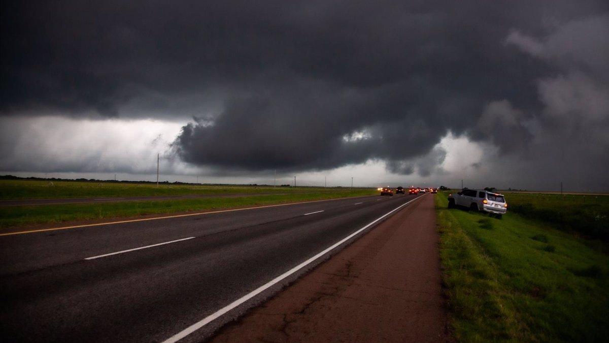 Tornados dejan dos muertos y afectan suministro de electricidad en EU