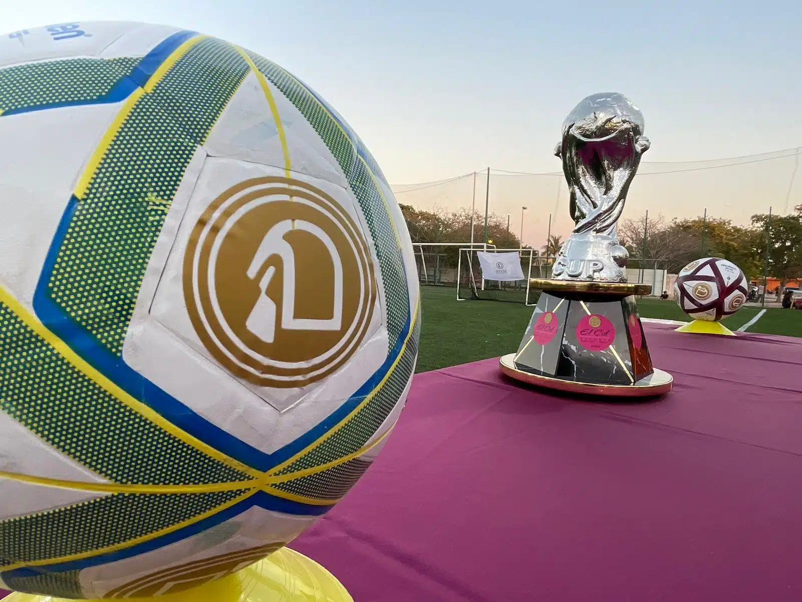 Un balón y un trofeo del Torneo de Futbol Intramuros de Hotel El Cid de Mazatlán