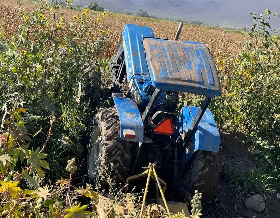 Tractor cayendo a un canal con agua en Ahome