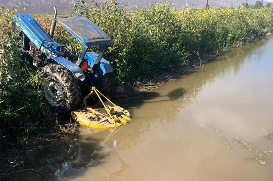 Tractor cayendo a un canal con agua en Ahome
