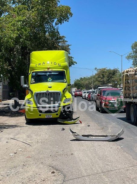 Tráiler con el que una góndola cargada de maíz chocó en Culiacán
