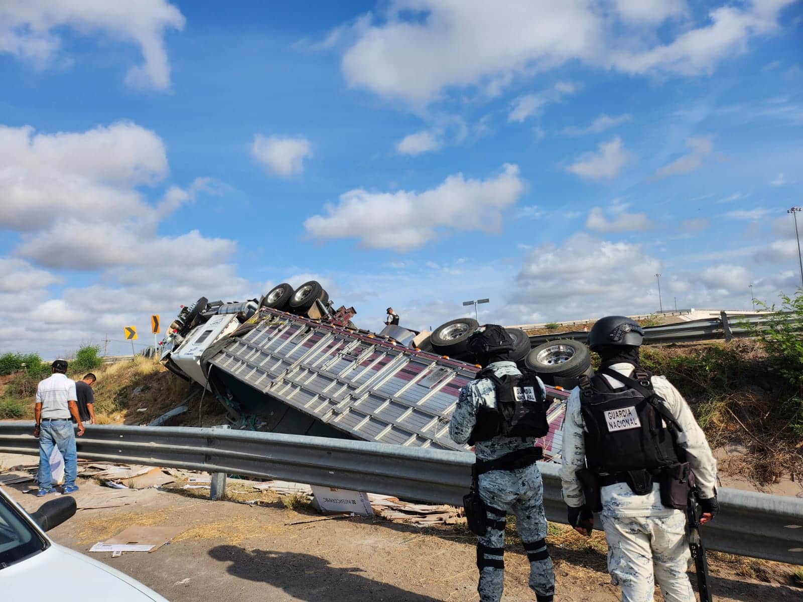 Tráiler termina volcado sobre la carretera en Culiacán