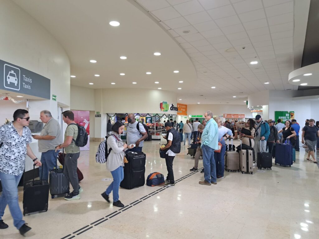 Turistas en el aeropuerto de Mazatlán