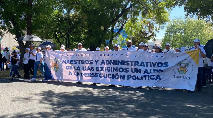 El contingente de la Universidad Autónoma de Sinaloa culminó su recorrido con una manifestación frente al Palacio de Gobierno.