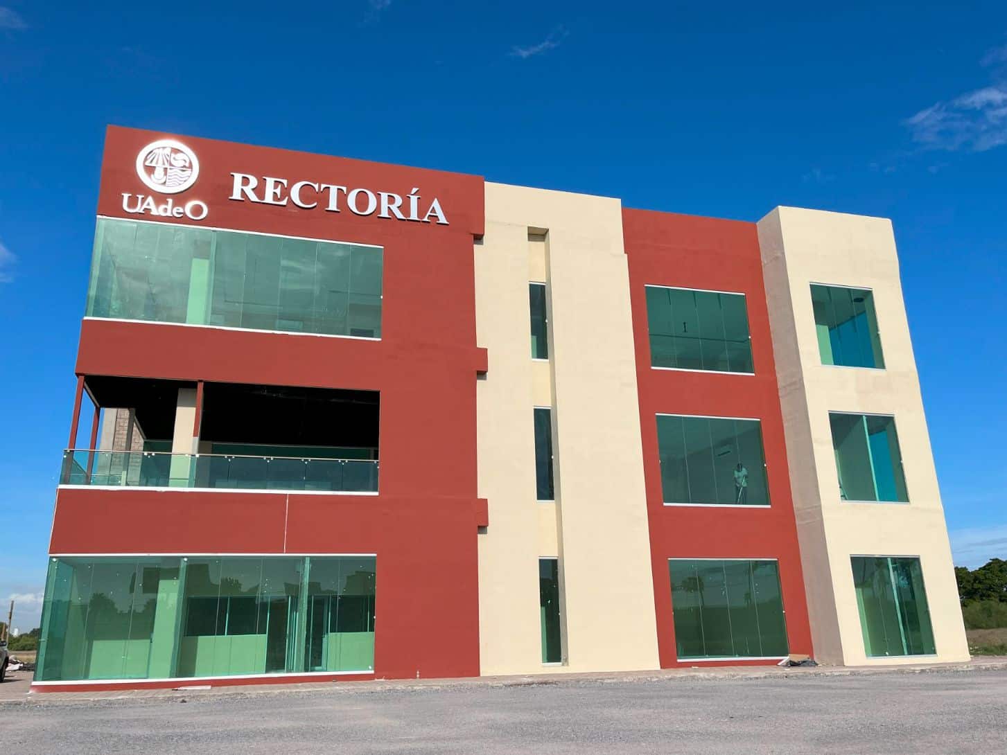 Trabajadores de la UAdeO reciben pago de homologación de salario.