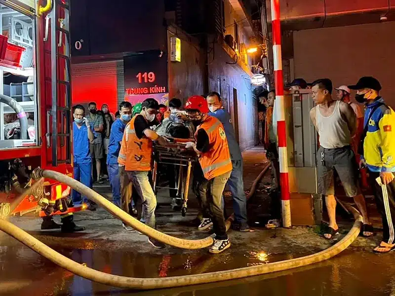Una tragedia en Vietnam; incendio en edificio residencial cobra 14 vidas