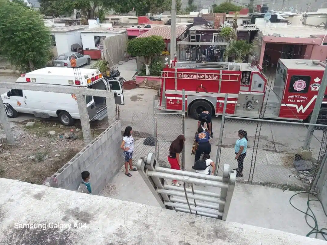 Cuerpos de emergencia rescatan a un hombre que sufrió caída en el techo de su casa en Mazatlán