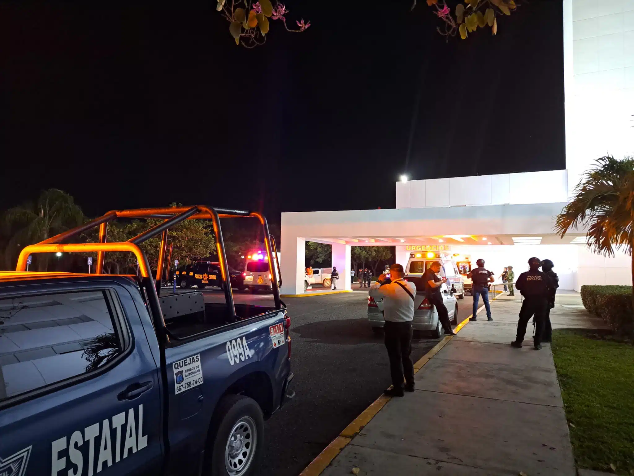 Elementos de la Policía Estatal, Militares y Guardia Nacional afuera del área de urgencias del Hospital Ángeles de Culiacán