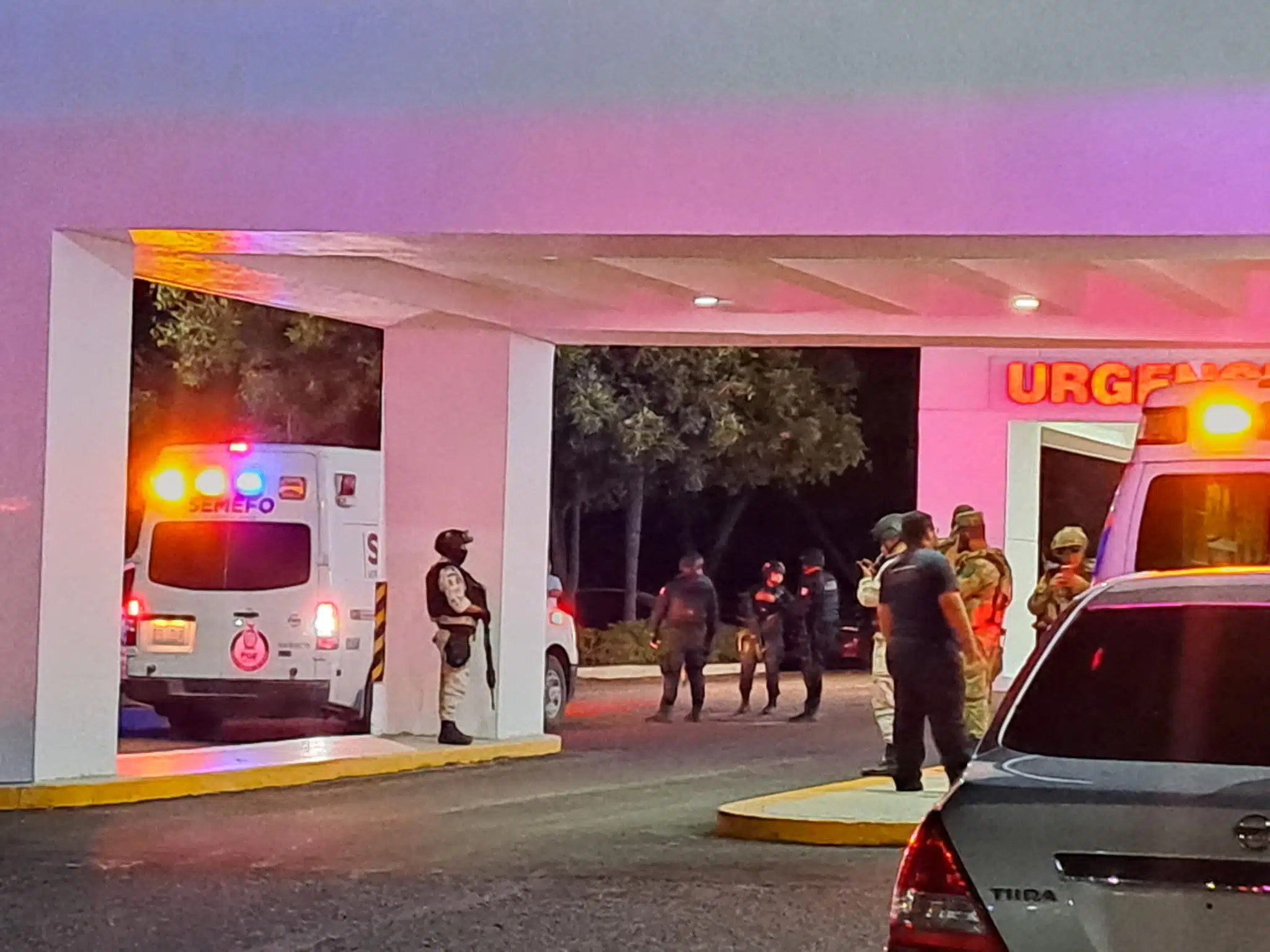 Elementos de la Policía Estatal, Militares y Guardia Nacional afuera del área de urgencias del Hospital Ángeles de Culiacán