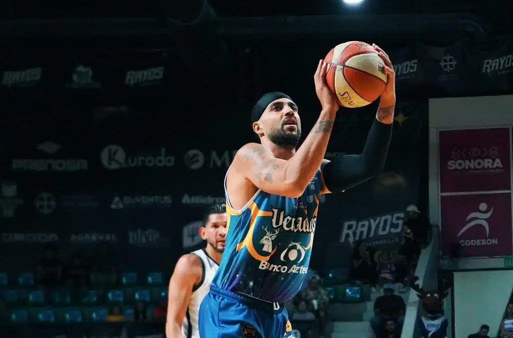 Karim Rodríguez encesta un balón de basquet