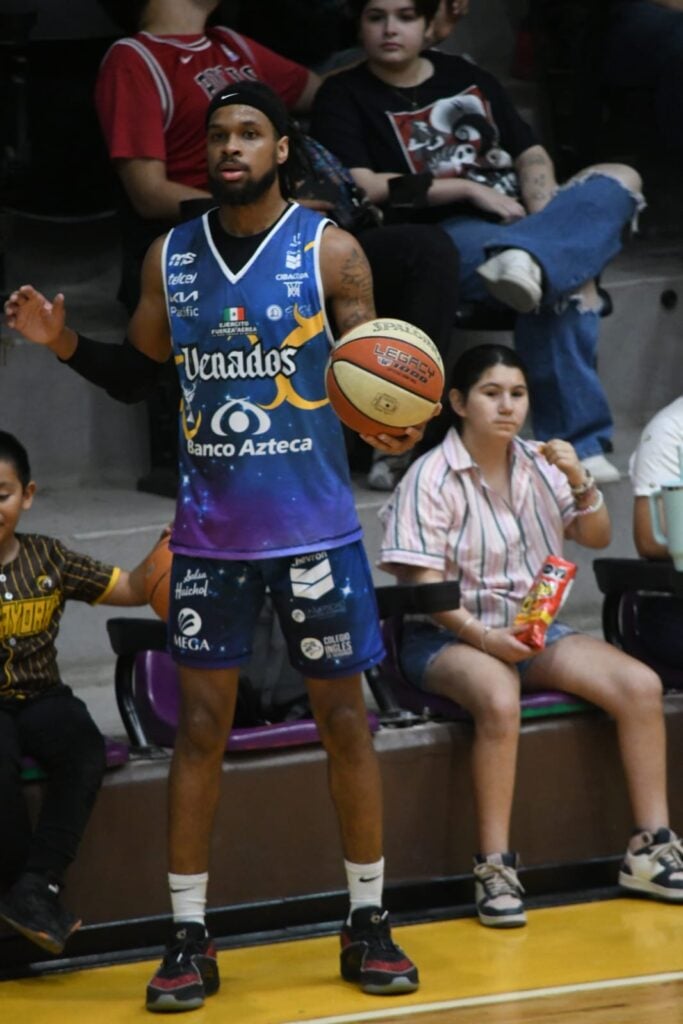 Un jugadores de basquetbol de la Cibacopa del equipo de Venados de Mazatlán