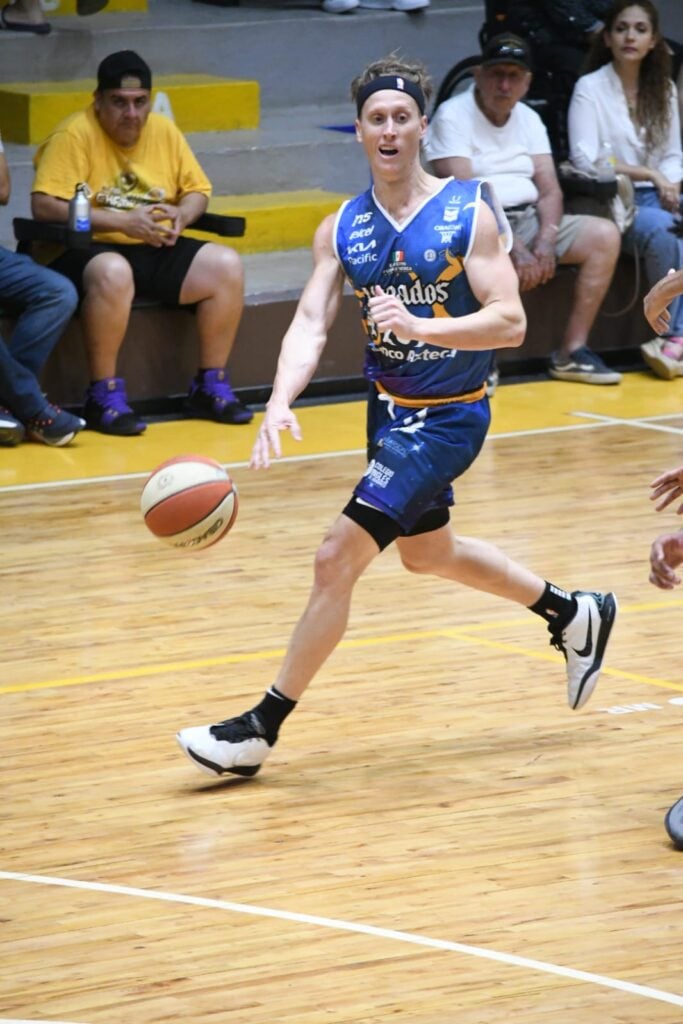 Un jugadores de basquetbol de la Cibacopa del equipo de Venados de Mazatlán