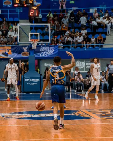 Jugador de Venados Basketball botando la pelota en el juego contra Ángeles de la Ciudad de México
