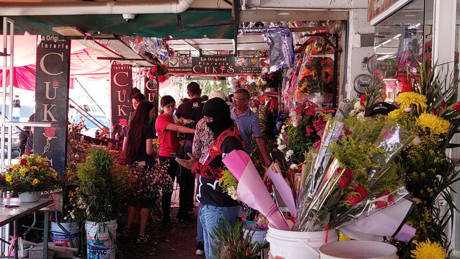 Venta de flores en el Centro de Guamúchil