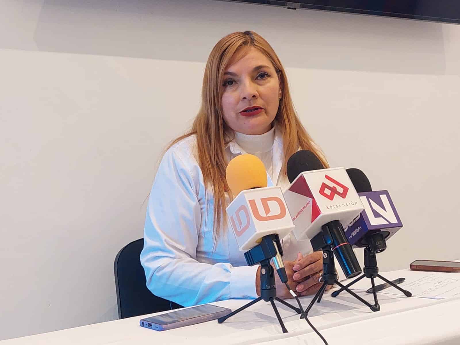 Victoria Sánchez Peña, candidata a la alcaldía de Culiacán por el Partido del Trabajo, en conferencia de prensa con los medios de comunicación