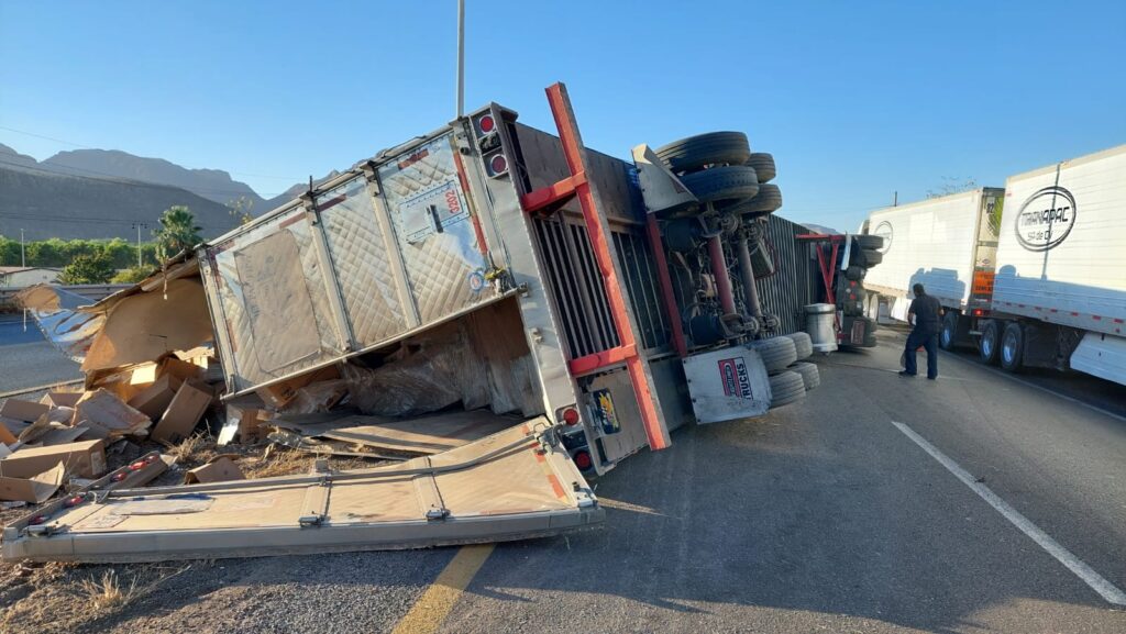 Tráiler volcado en la sindicatura de San Miguel Zapotitlán