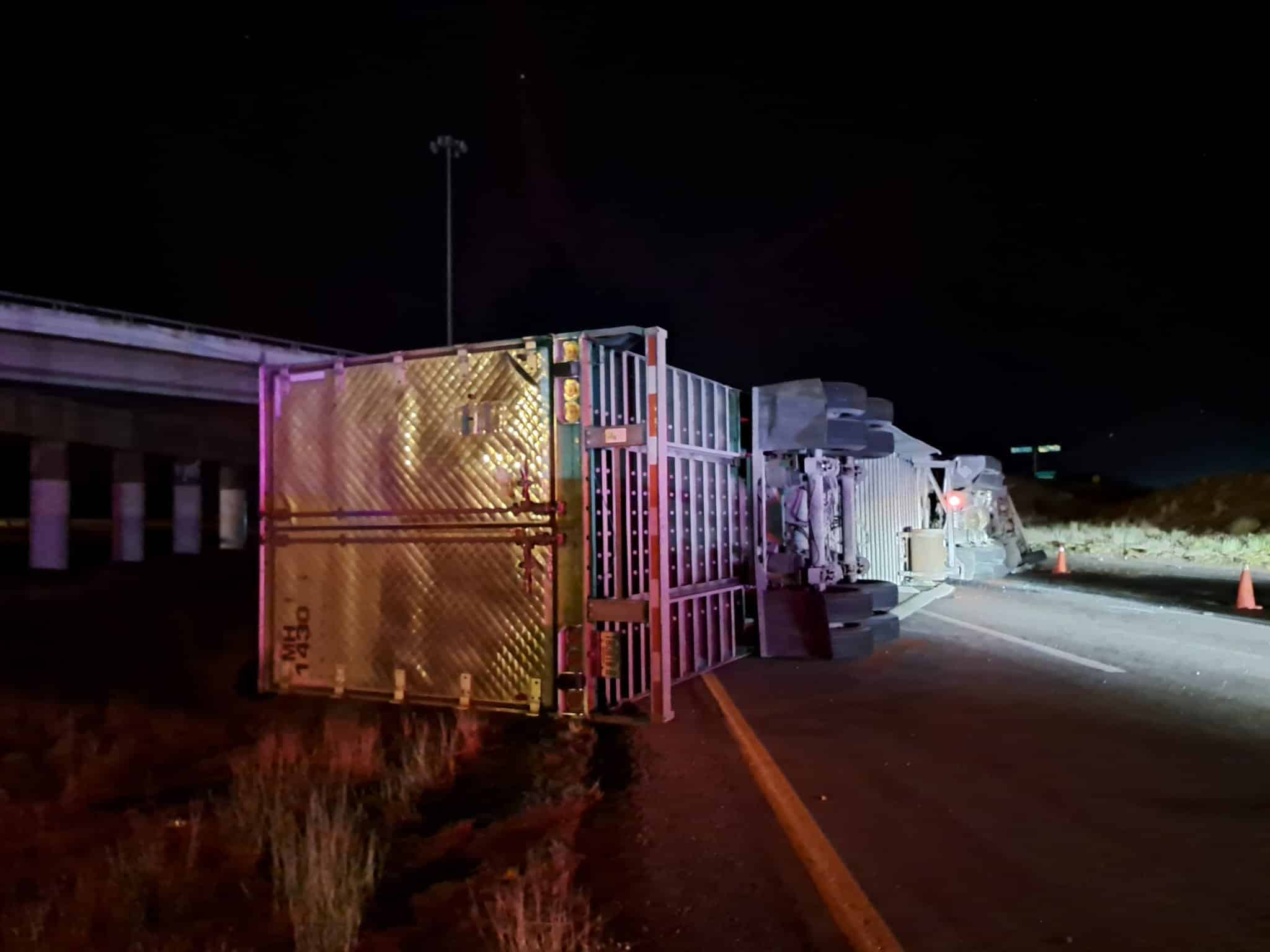 Tráiler volcado en el distribuidor vial El Trébol, en Culiacán