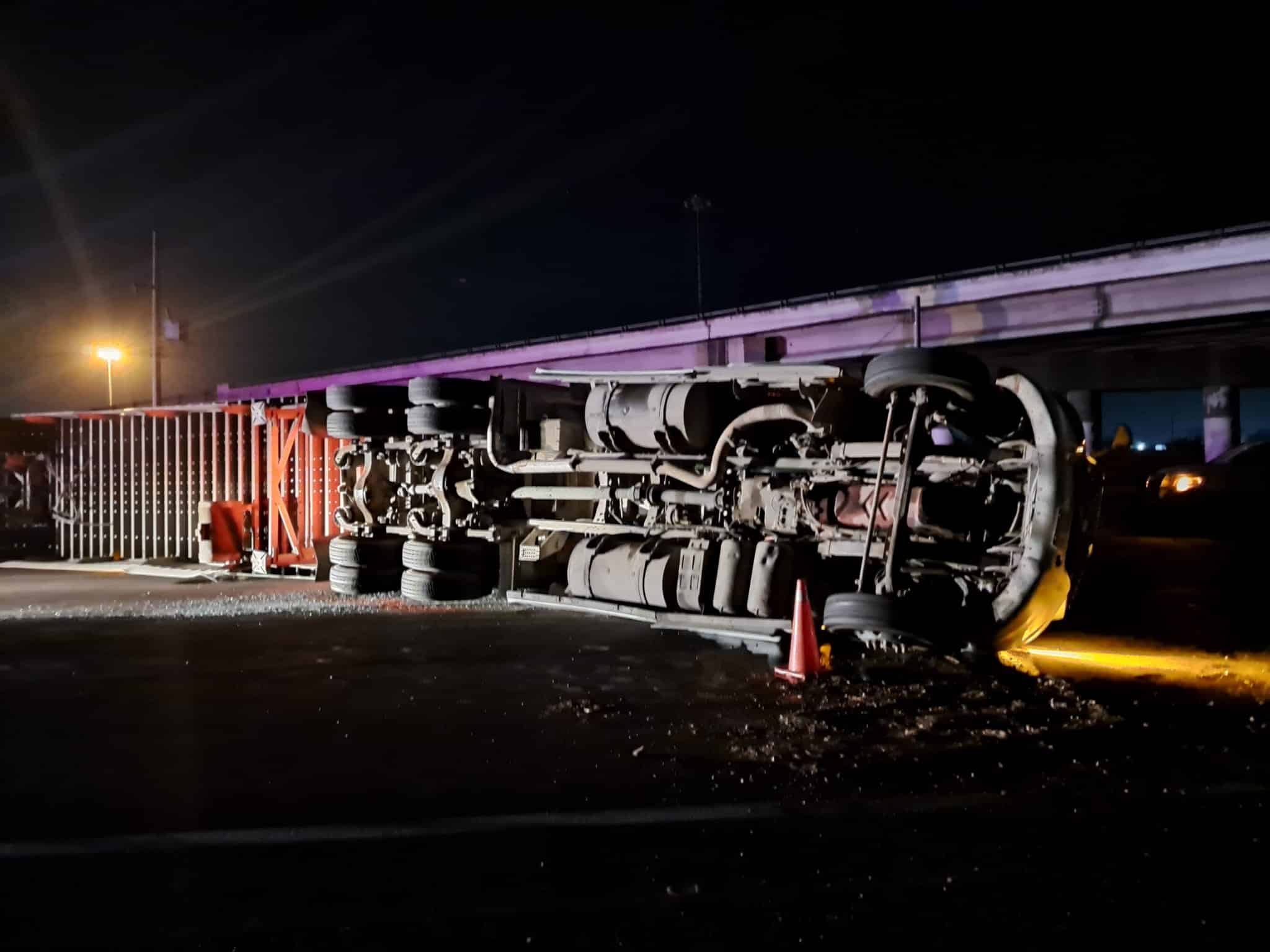 Tráiler volcado en el distribuidor vial El Trébol, en Culiacán