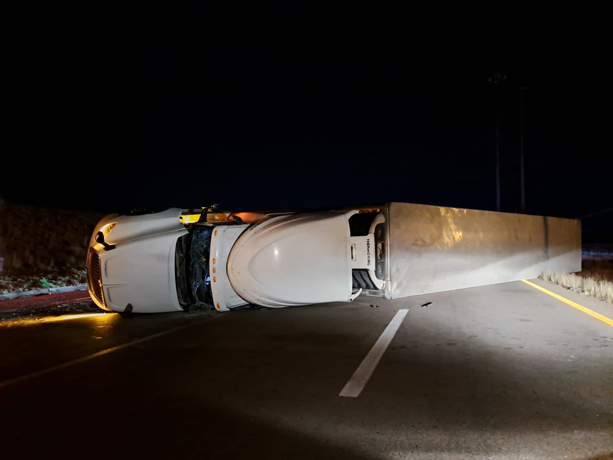 Tráiler volcado en el distribuidor vial El Trébol, en Culiacán