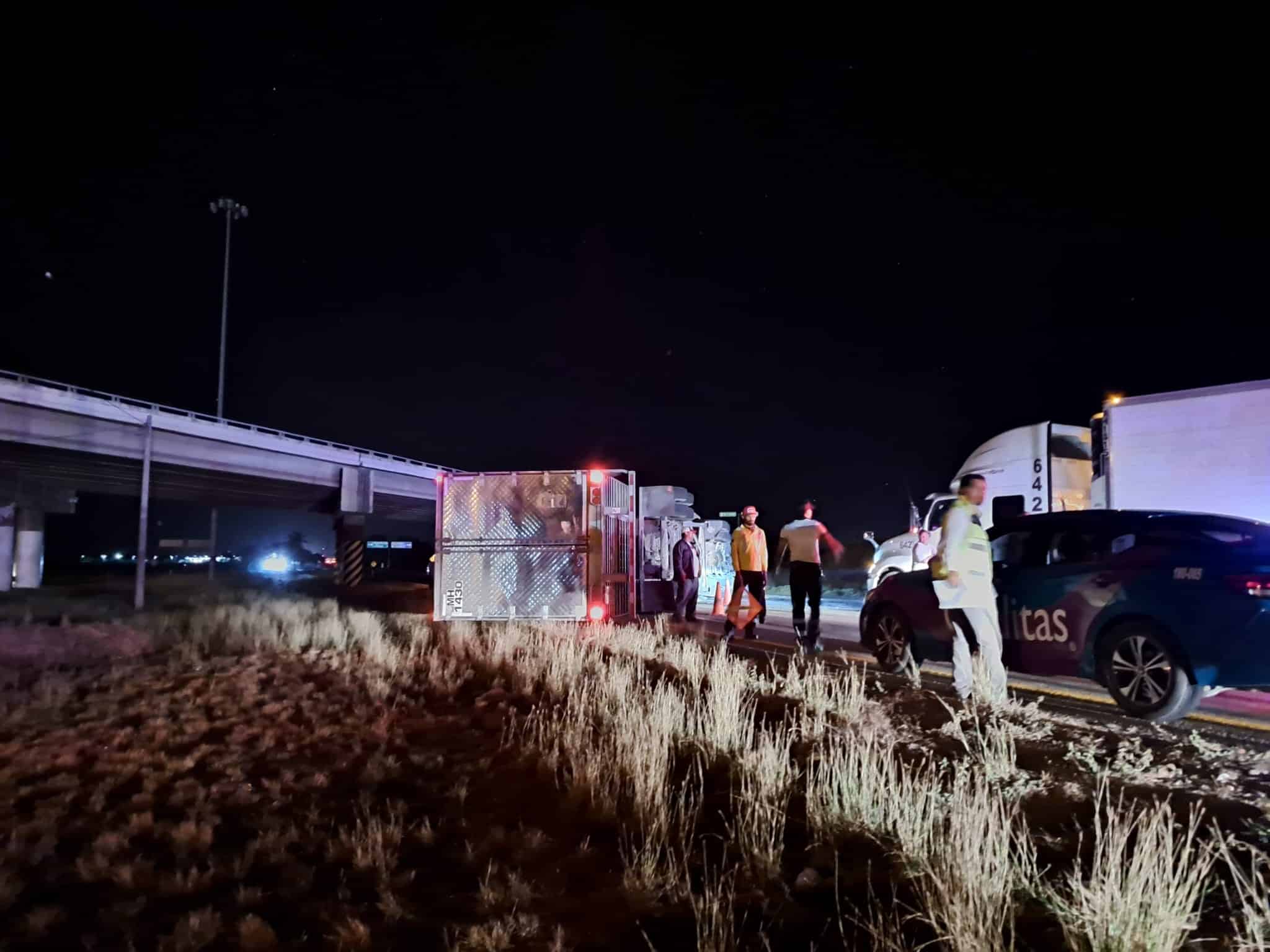 Tráiler volcado en el distribuidor vial El Trébol, en Culiacán