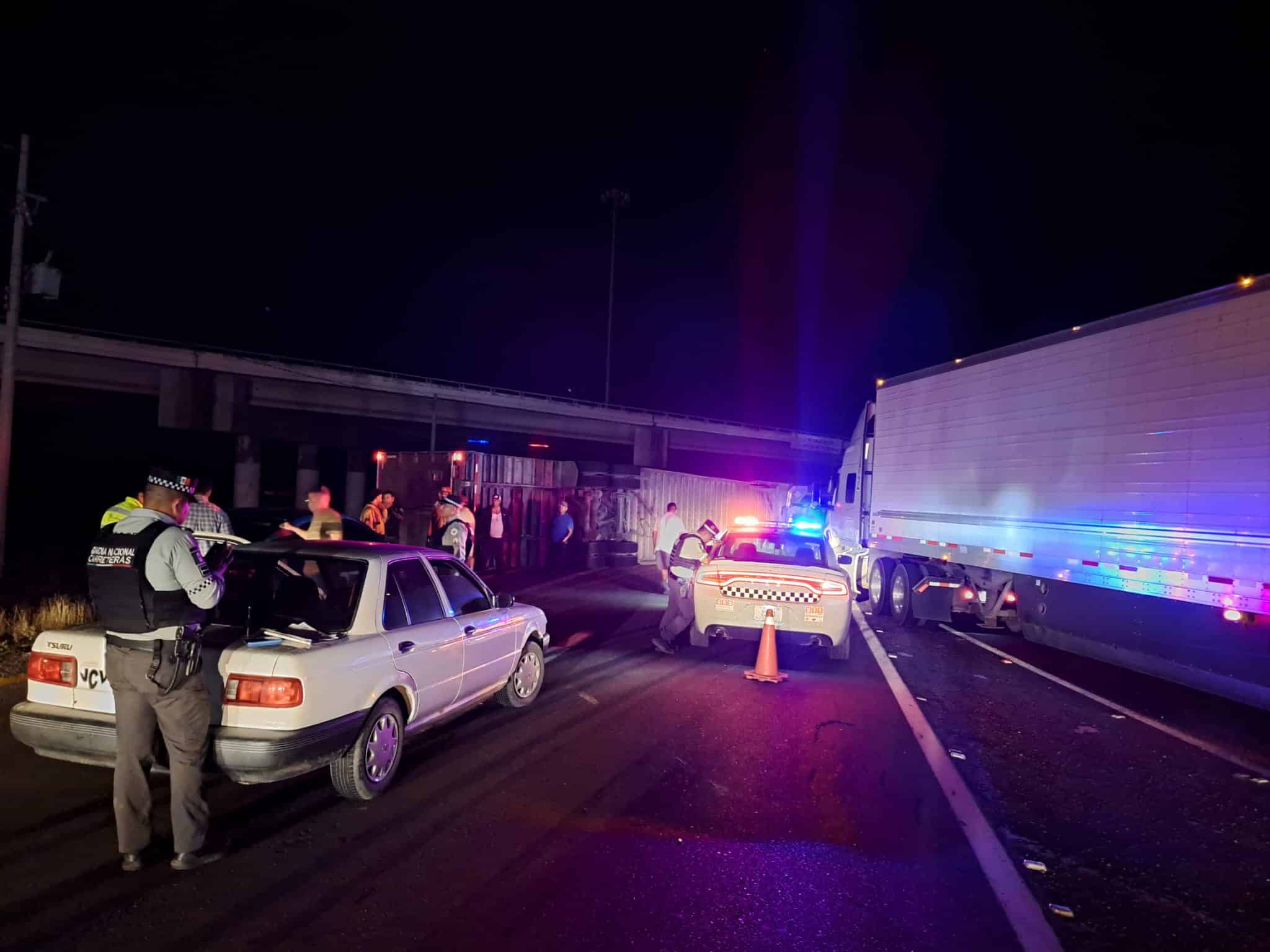 Tráiler volcado en el distribuidor vial El Trébol, en Culiacán