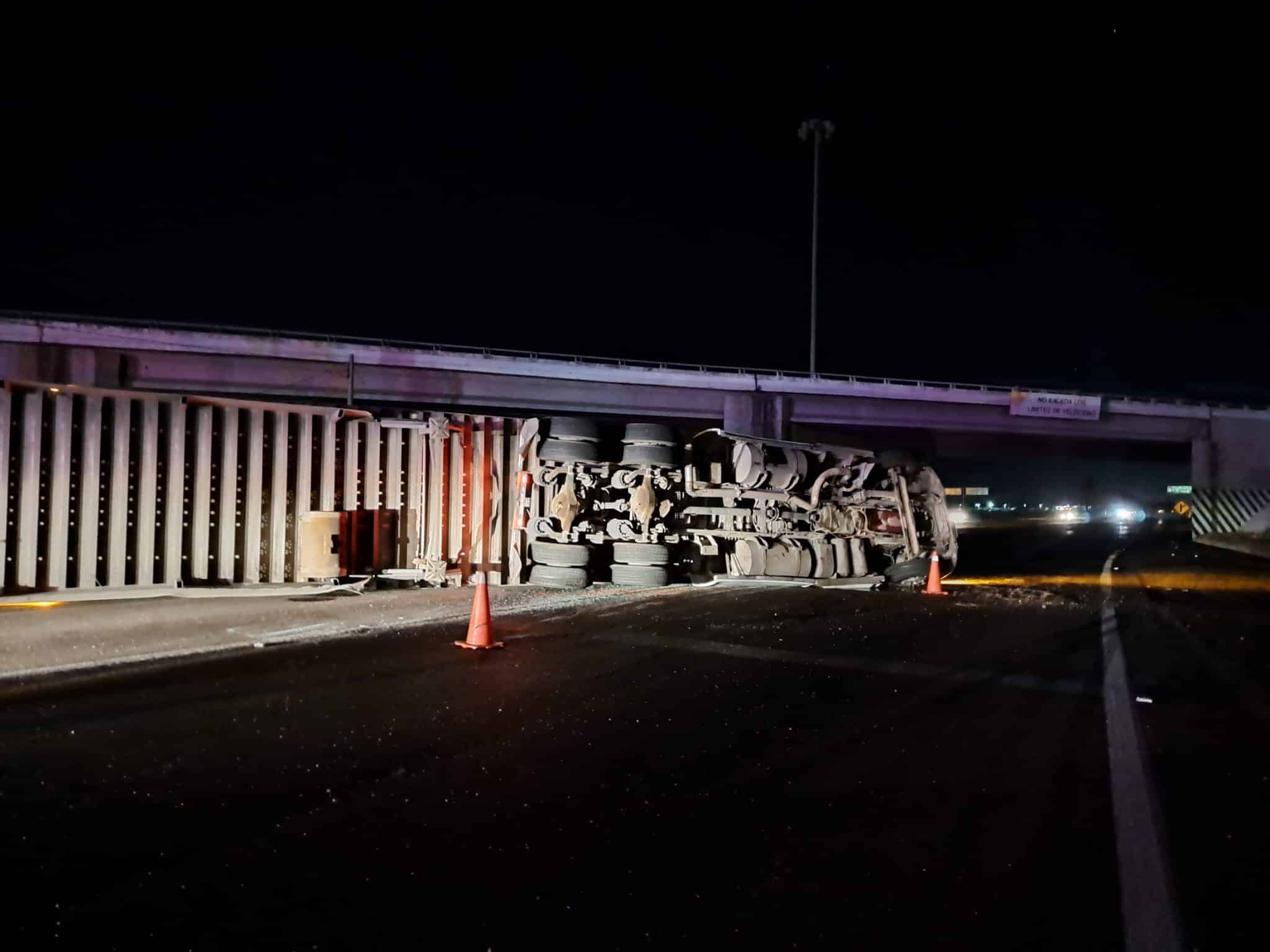 Tráiler volcado en el distribuidor vial El Trébol, en Culiacán
