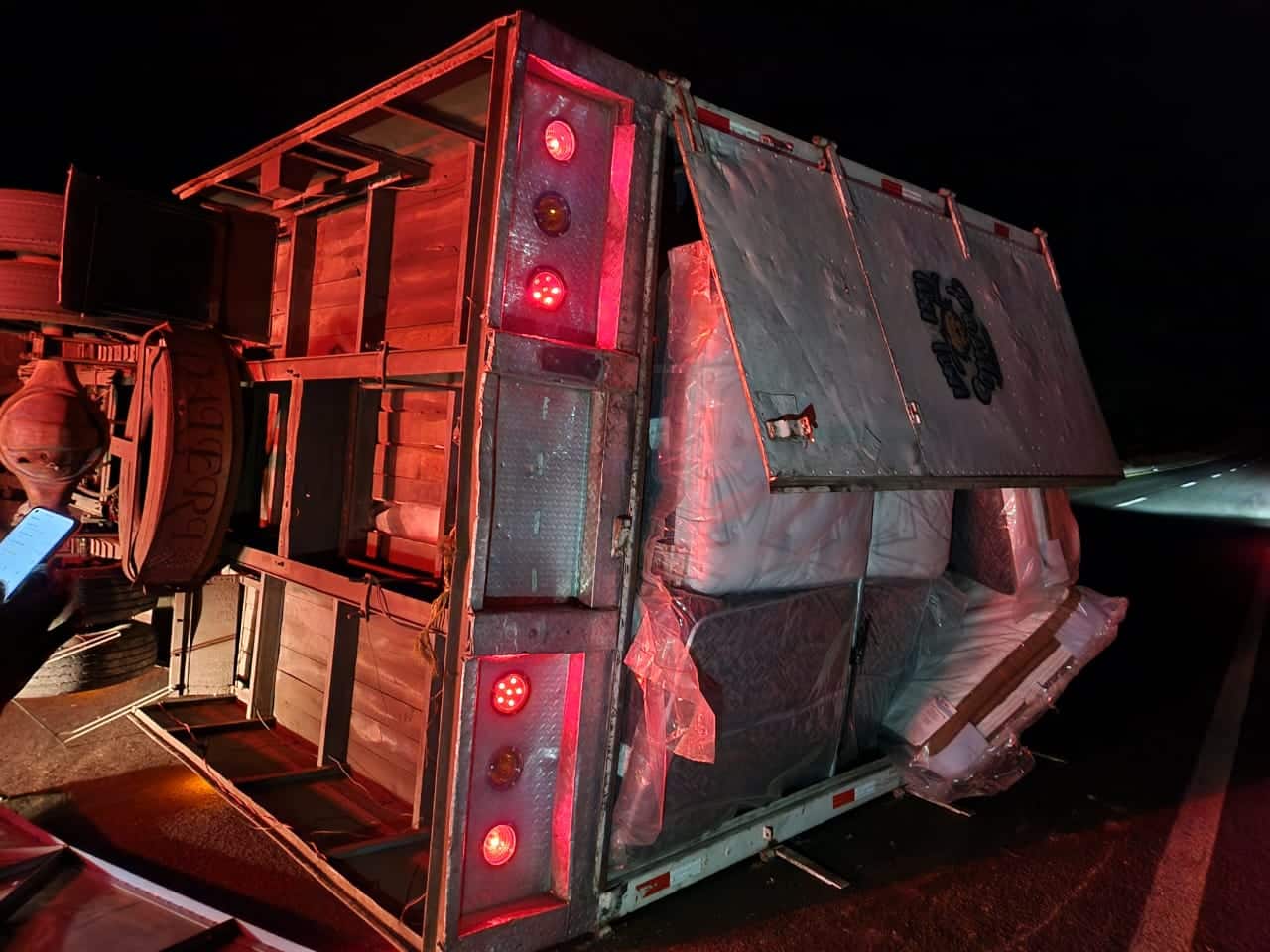 El camión de carga transportaba colchones.