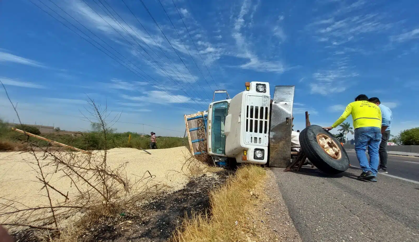 Torton vuelca y derrama 25 t de maíz en Zona Industrial de Los Mochis.