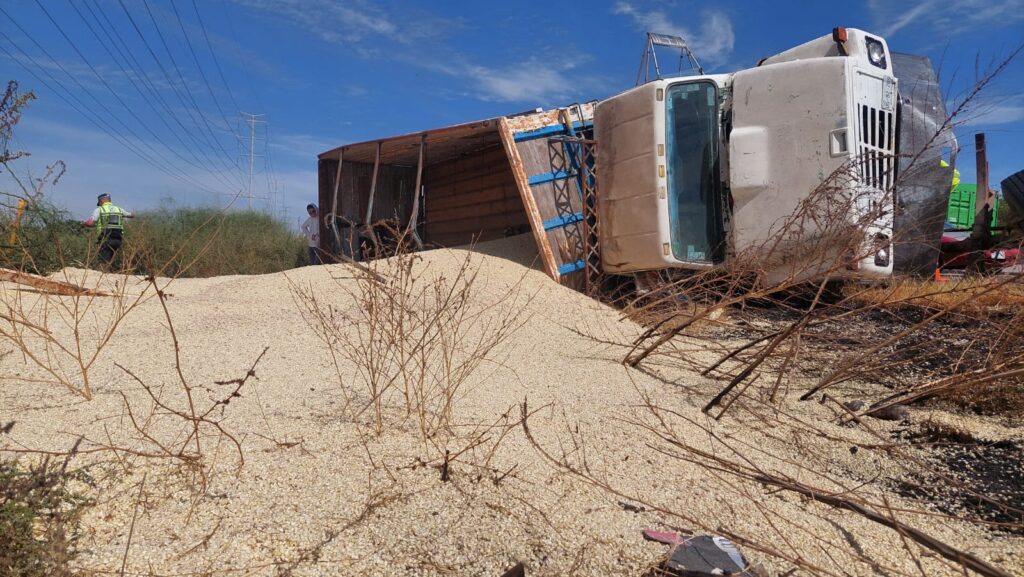 Un total de 25 t de maíz se derramaron tras el accidente en Zona Industrial de Los Mochis.