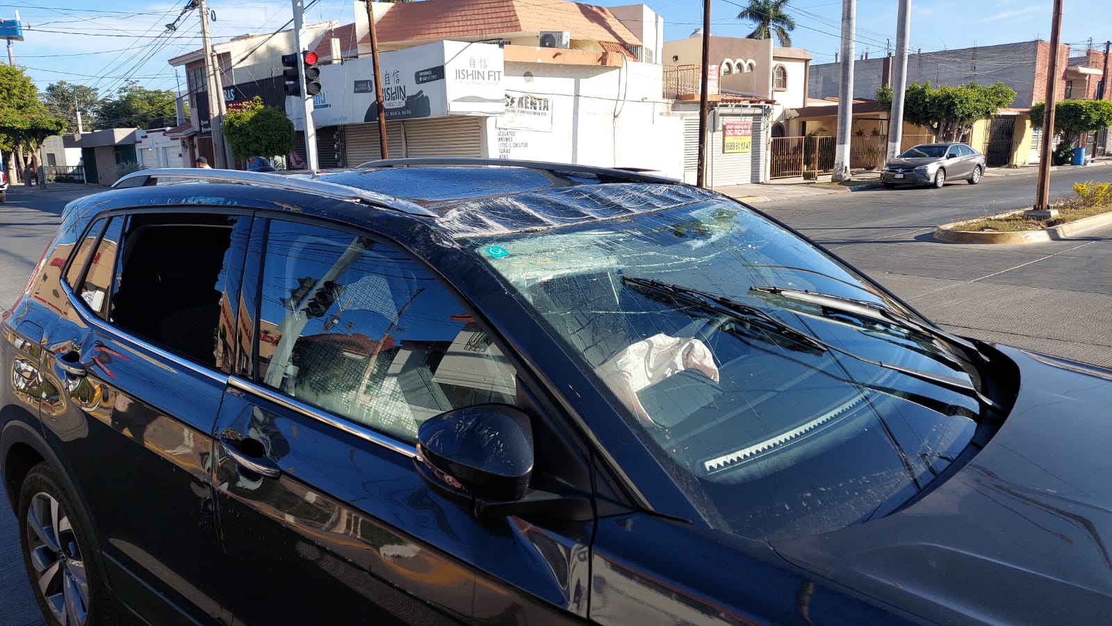 Camioneta volcada en Mochis