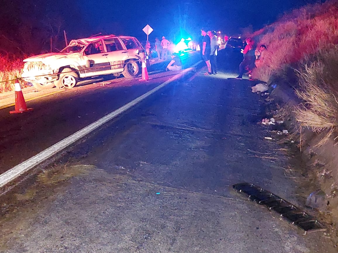 Camioneta en medio de la carretera luego del trágico accidente vial