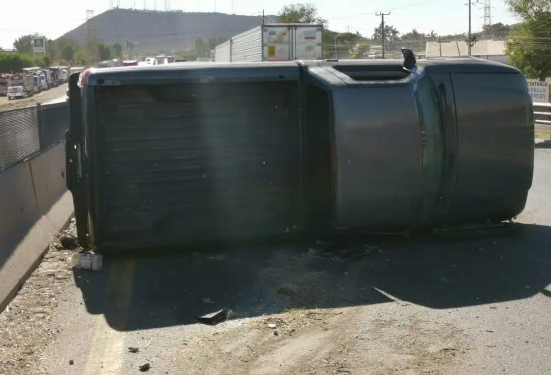 Camioneta Ford Ranger volcada en la Zona Industrial de la Ciudad de Los Mochis