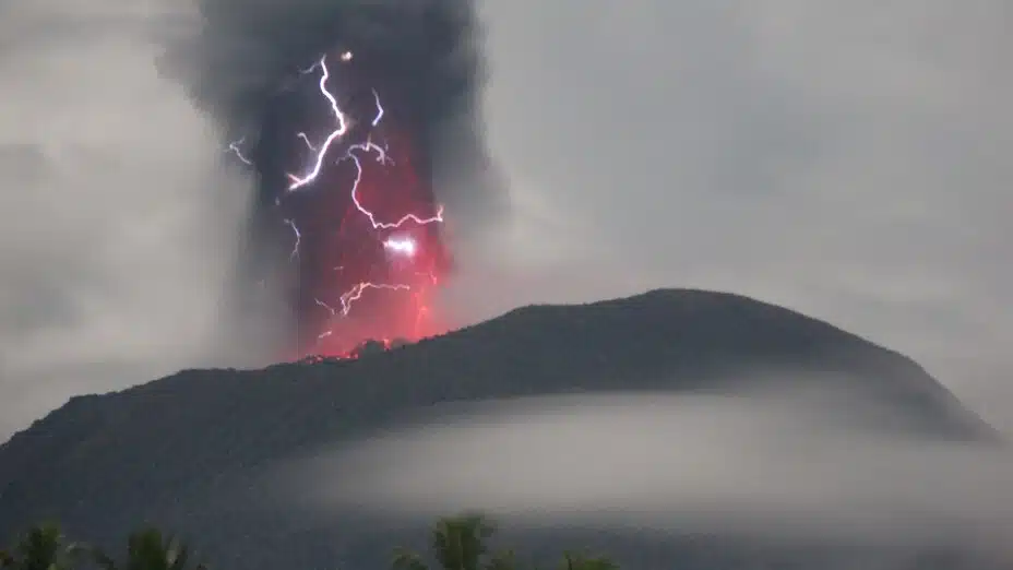 Evacúan 7 poblaciones en Indonesia tras erupción del volcán Ibu