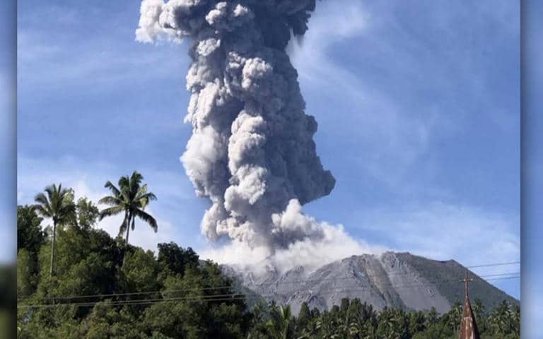 Volcán Ibu en Indonesia entra en erupción