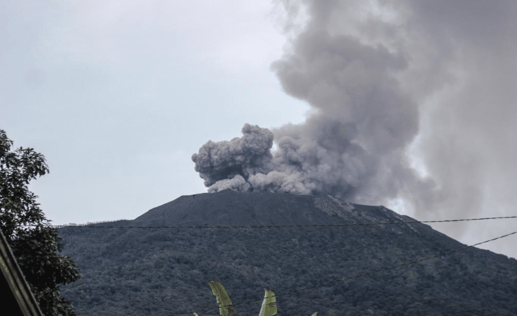 Volcán Marapi en Indonesia entra en erupción