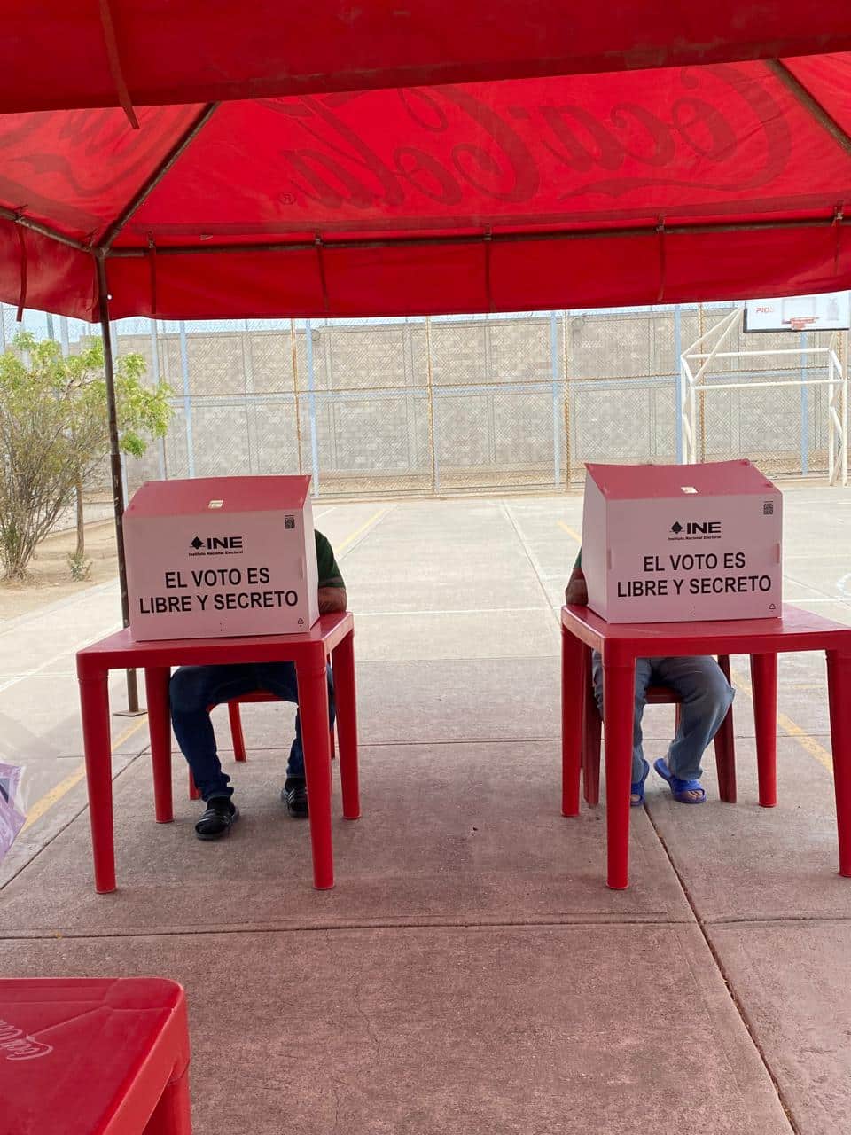 Internos de penales de "Región del Évora" y Cefereso No. 8 votando por candidatos presidenciales